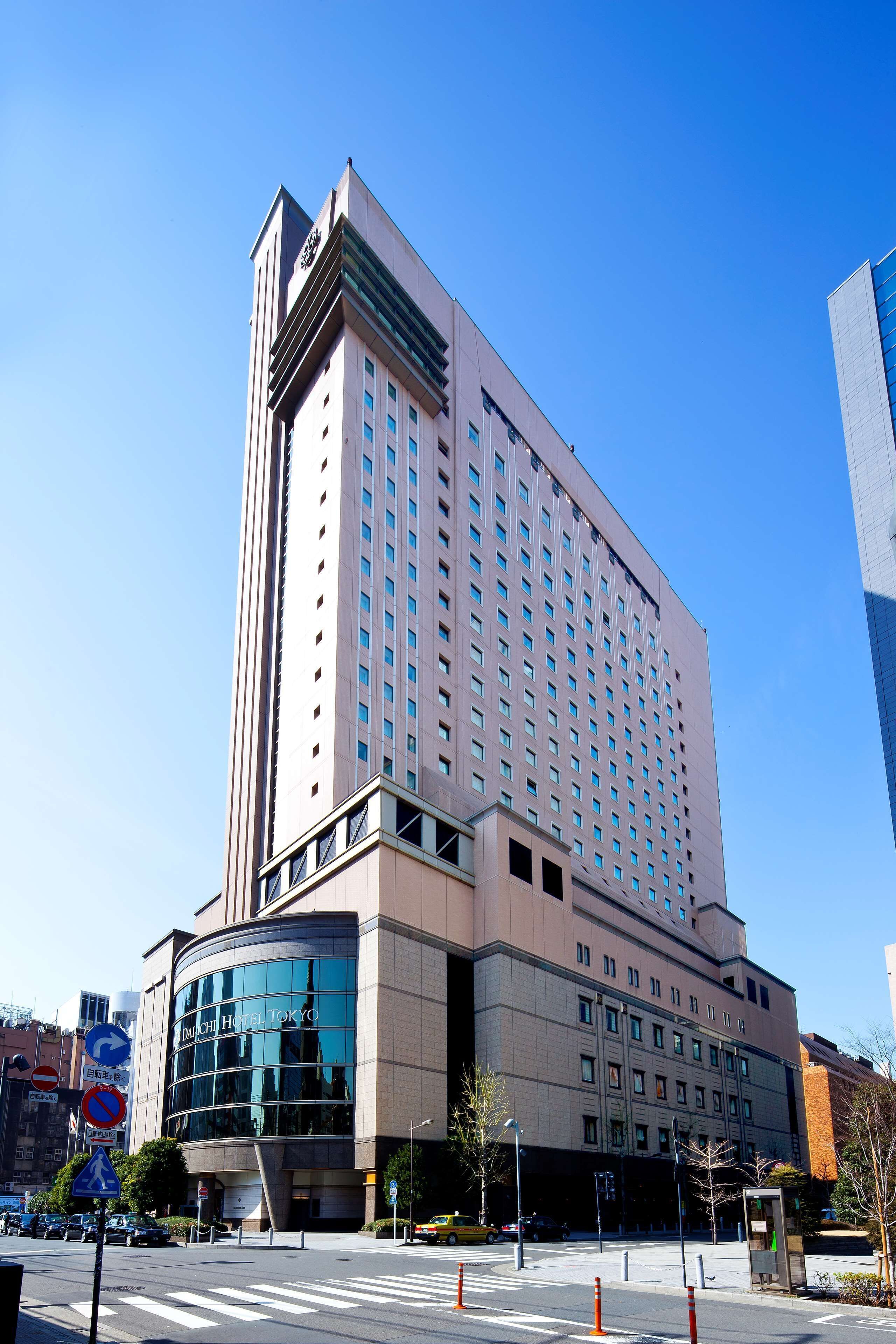 Un hotel de gran altura con una imponente torre de reloj, ventanas amplias y un diseño arquitectónico moderno.