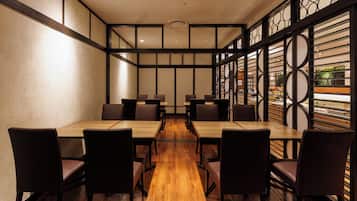 7 間餐廳;供應早餐、午餐、晚餐;法國菜