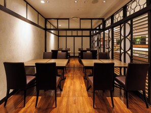 7 restaurantes; se sirven desayunos, almuerzos, cenas y cocina francesa 