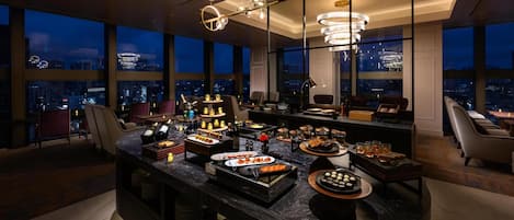 2 bars/lounges