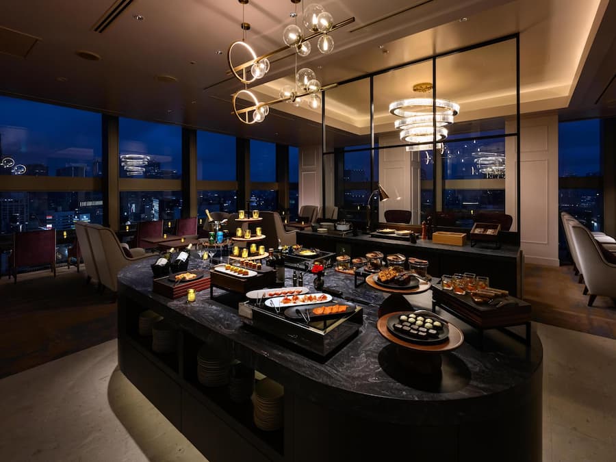 2 bars/lounges