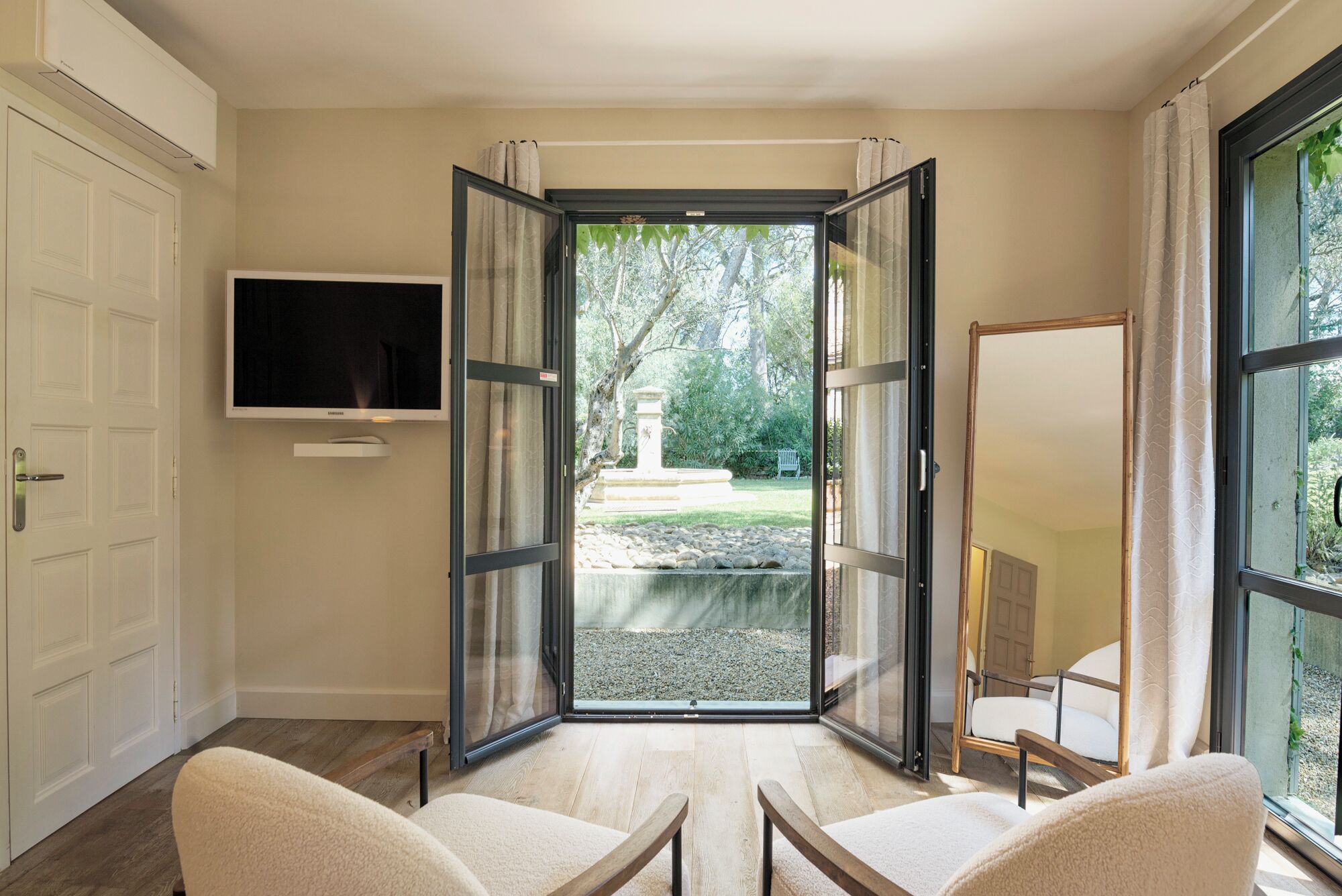 mas sarah, 5 chambres piscine chauffée et jardin | living area | lcd tv