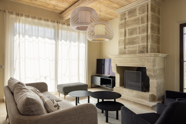 Villa Manon 4 Chambres, piscine chauffée et jardin | 高級寢具、迷你吧、房內夾萬、書桌