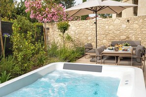 Rosemary Suite, private hot tub