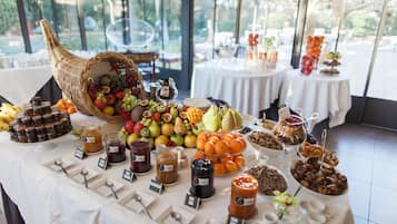 Petit déjeuner continental (28 EUR par personne)