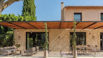 Villa Aya 3 chambres, piscine chauffée et jardin | Premium bedding, minibar, in-room safe, individually decorated