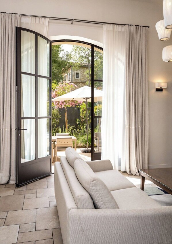 行政套房, 热水浴缸 | 高档床上用品、迷你吧、客房内保险箱、特色装修