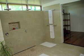 Traditional-Bungalow | Badezimmer | Dusche, Regendusche, umweltfreundliche Kosmetikartikel, Haartrockner