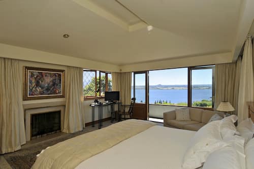 Lake Executive Suite | Living area