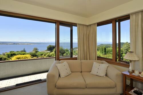 Lake Executive Suite | Living room