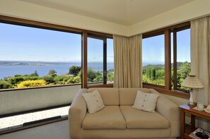 Lake Executive Suite | Living room | 30-inch LCD TV with satellite channels, TV, fireplace