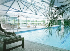 Piscine intérieure, accès possible de 7 h à 19 h, chaises longues
