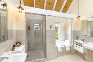 Suite Standard, 1 chambre, non-fumeurs, coin cuisine (Cottage Suite) | Salle de bain | Baignoire et douche séparées, sèche-cheveux, peignoirs, chaussons