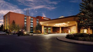 Ein Marriott Hotel mit moderner Ziegel Fassade, einem gut beleuchteten Eingang und einer angelegten Auffahrt.