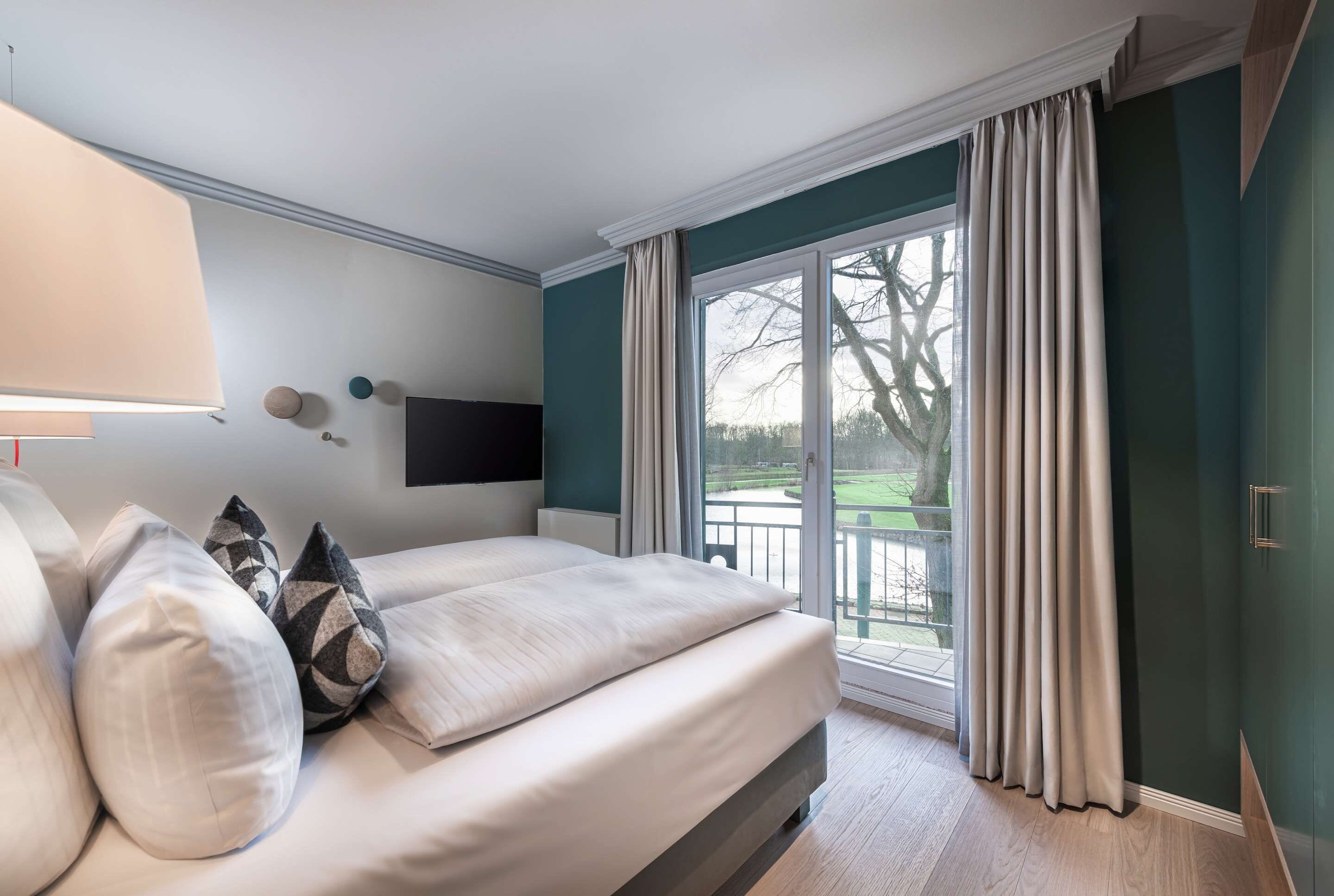 park classic room | hypo-allergenic bedding, in-room safe, desk, laptop workspace