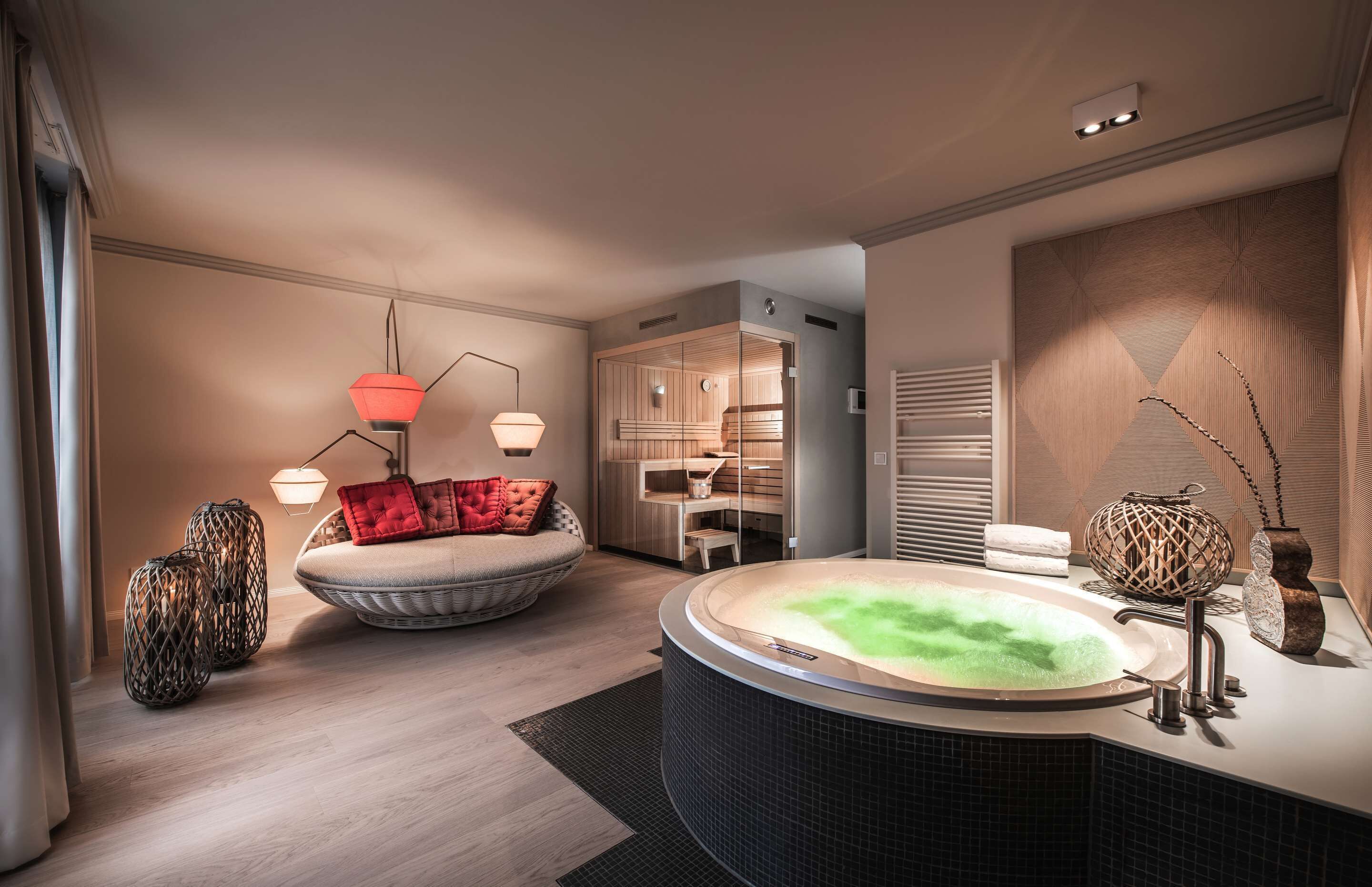 hypo-allergenic bedding, in-room safe, desk, laptop workspace