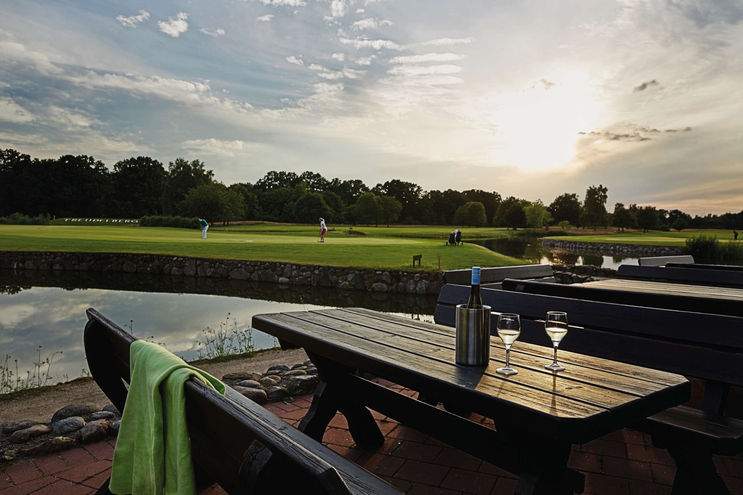 3 か所のレストラン、朝食、ランチ、ディナーに営業 (郷土料理と各国料理)