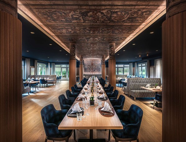 3 restaurants; breakfast, lunch and dinner served 