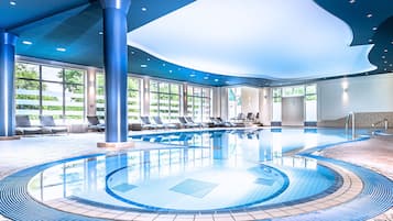 Piscina interna, funciona das 6h às 22h, espreguiçadeiras