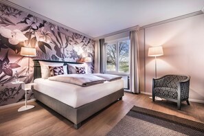 低過敏寢具、客房內保險箱、書桌、筆電工作空間