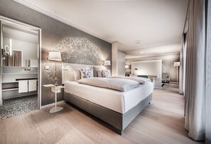 Suite junior | Ropa de cama hipoalergénica y caja de seguridad en la habitación 