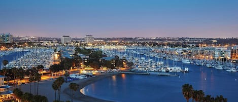 Dundyner, senger med overmadrass, safe på rommet og skrivebord