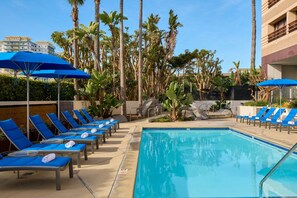 Piscine extérieure, parasols de plage, chaises longues
