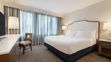 Hochwertige Bettwaren, Schreibtisch, Bügeleisen/Bügelbrett