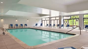 Indendørs pool, åben fra kl. 09.00 til kl. 21.00, liggestole