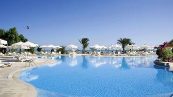 3 piscines extérieures, parasols de plage, chaises longues