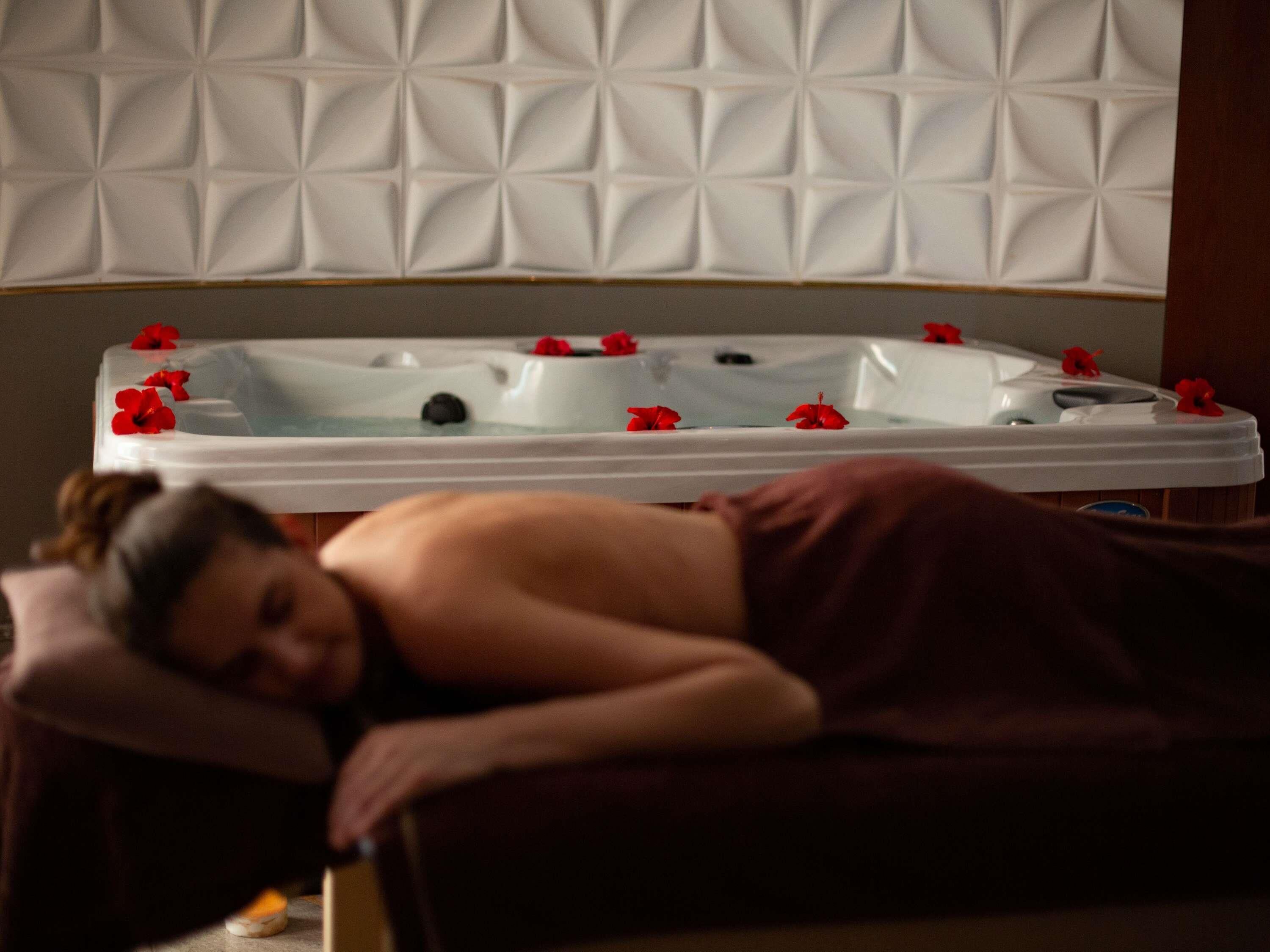 Sauna, tina de hidromasaje, baño de vapor y baño turco o hammam 