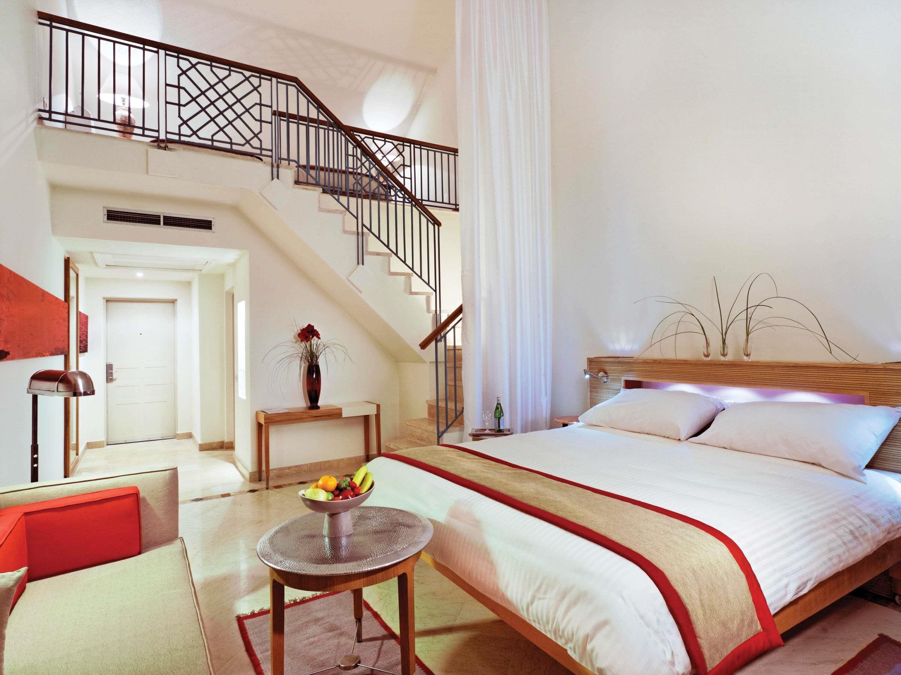 Kamar Keluarga, 1 Tempat Tidur King, pemandangan laguna | Minibar, brankas, meja kerja, dan tempat tidur bayi gratis