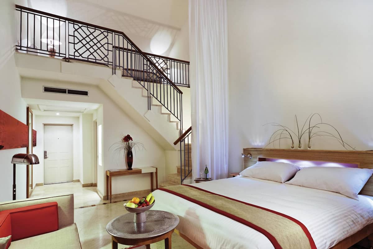 Family Room, 1 King Bed, Lagoon View