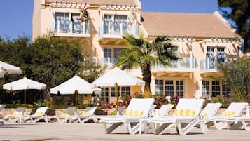 3 outdoor pools, open 7:00 AM to 5:00 PM, pool umbrellas, pool loungers