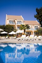 3 piscinas al aire libre, sombrillas, sillones reclinables de piscina