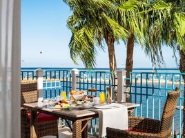 Deluxe Suite, 1 Double Bed, Sea View | Minibar, in-room safe, free cribs/infant beds, free WiFi