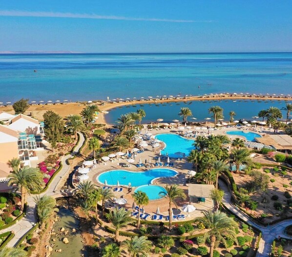 Playa privada, sombrillas, toallas de playa y windsurf