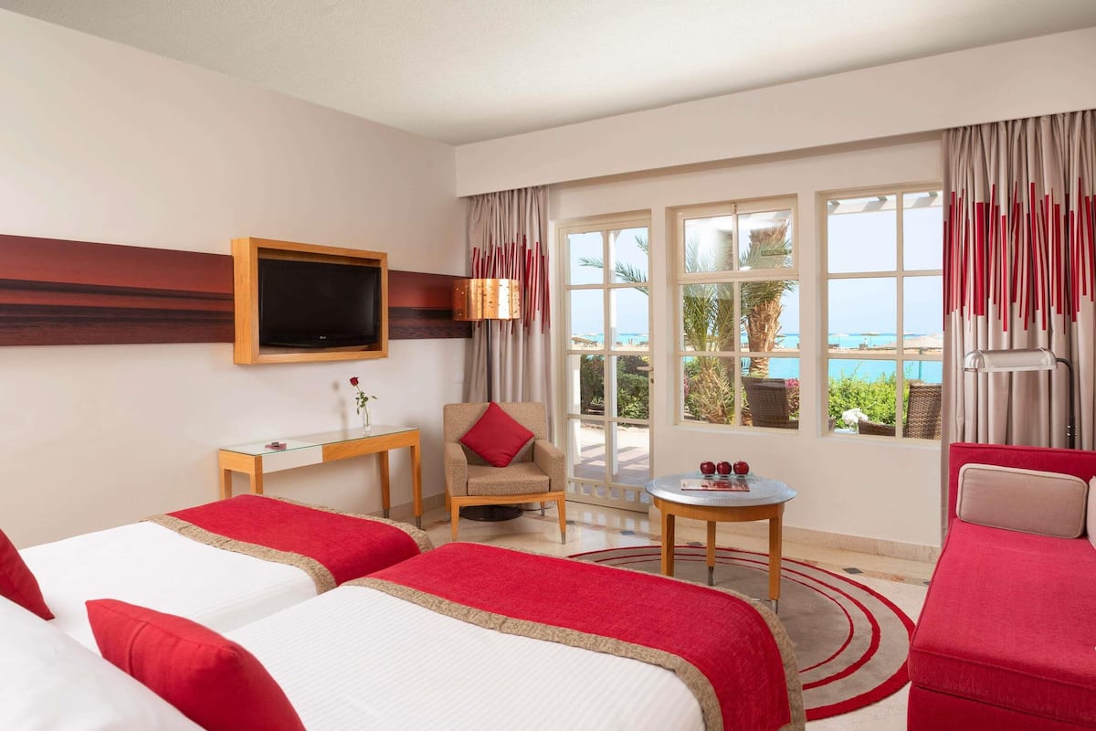 Habitación Deluxe con 2 camas individuales, 2 camas individuales, vistas al mar | 1 dormitorio, minibar, caja fuerte y cunas gratuitas