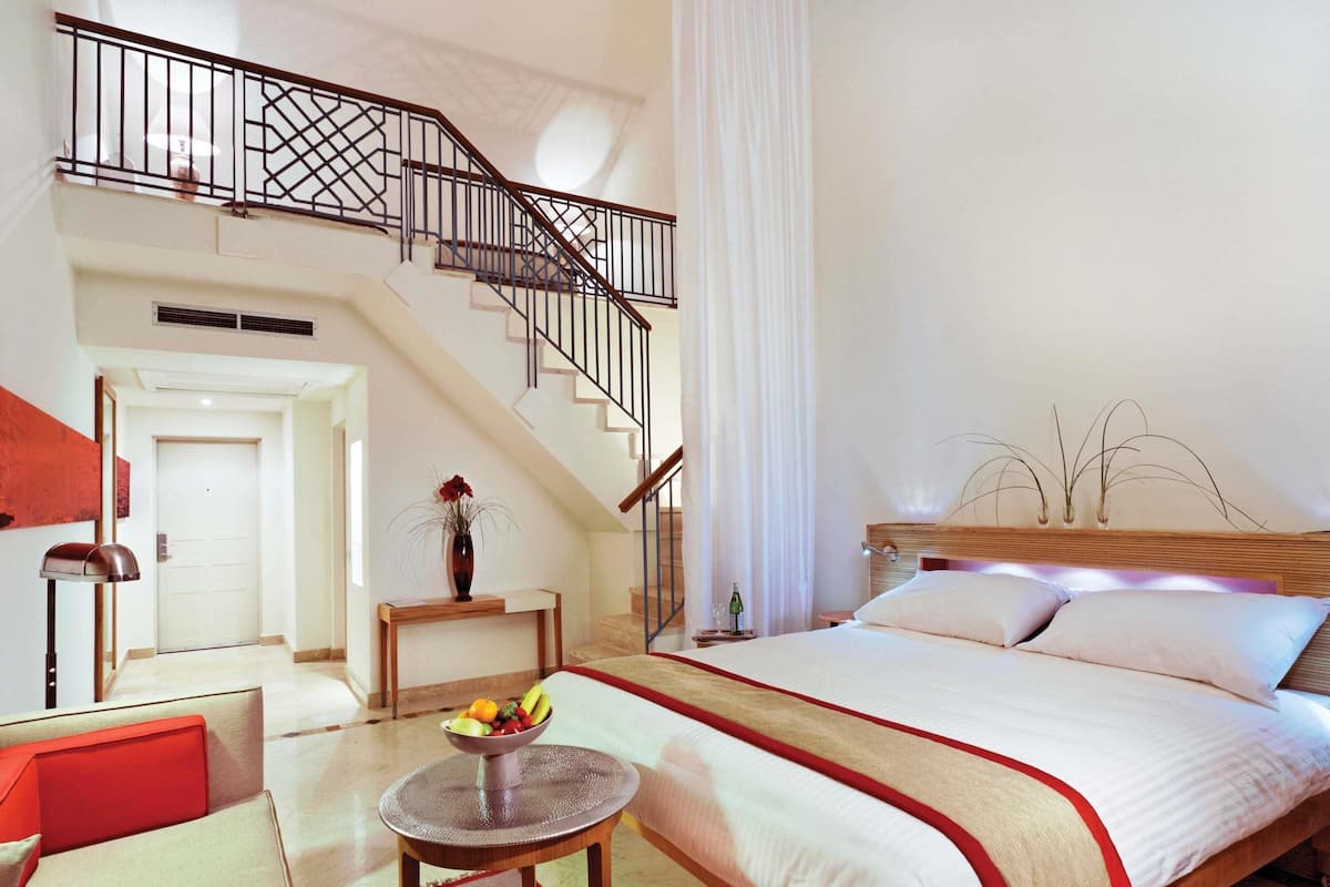 Habitación familiar, 1 cama de matrimonio grande, vistas a la laguna | 1 dormitorio, minibar, caja fuerte y cunas gratuitas