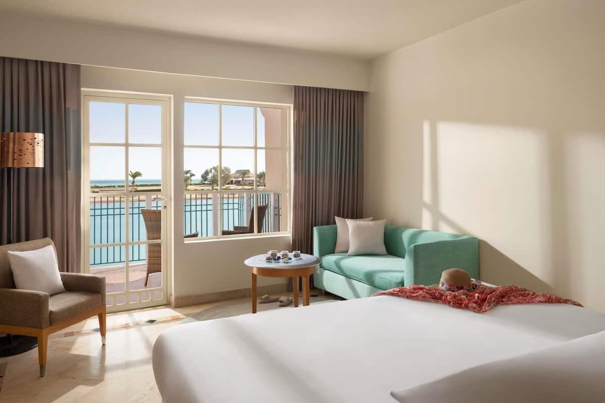 Habitación Deluxe, 1 cama de matrimonio grande, vistas a la laguna | 1 dormitorio, minibar, caja fuerte y cunas gratuitas