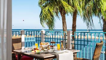 Een minibar, een kluis op de kamer, gratis babybedden, gratis wifi