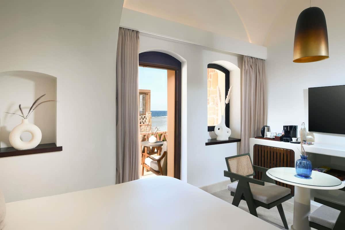 Ropa de cama hipoalergénica, minibar, caja fuerte y cortinas opacas