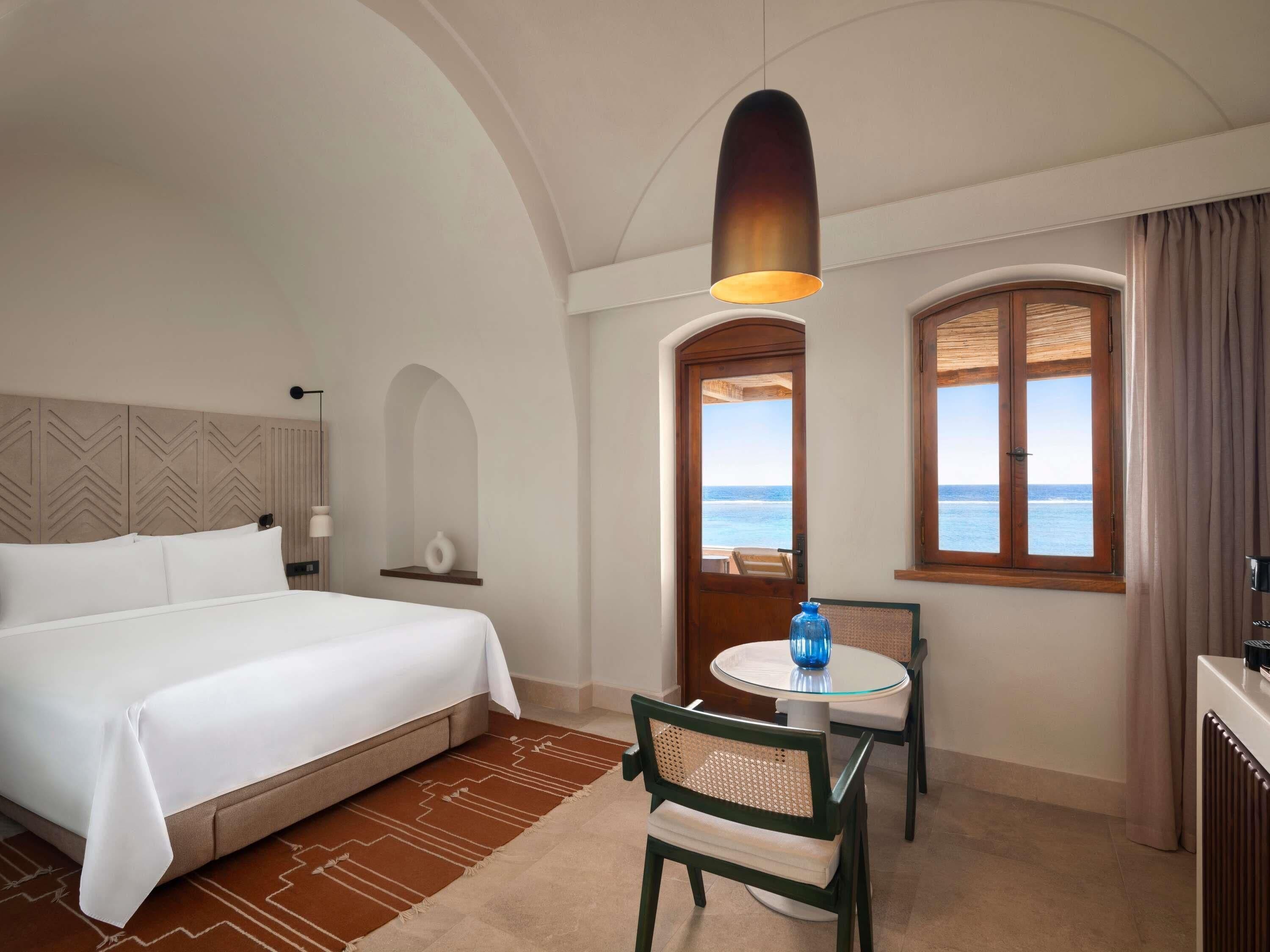 Rum - 1 queensize-säng - havsutsikt | Allergitestade sängkläder, minibar och värdeförvaringsskåp på rummet