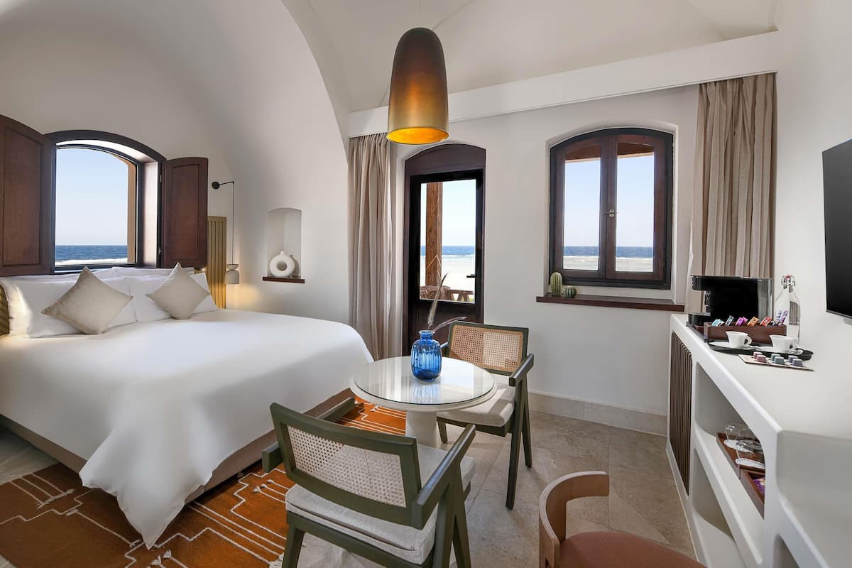 ملاءات للفراش لا تسبب الحساسية وميني بار وخزنة داخل الغرفة وستائر تعتيم