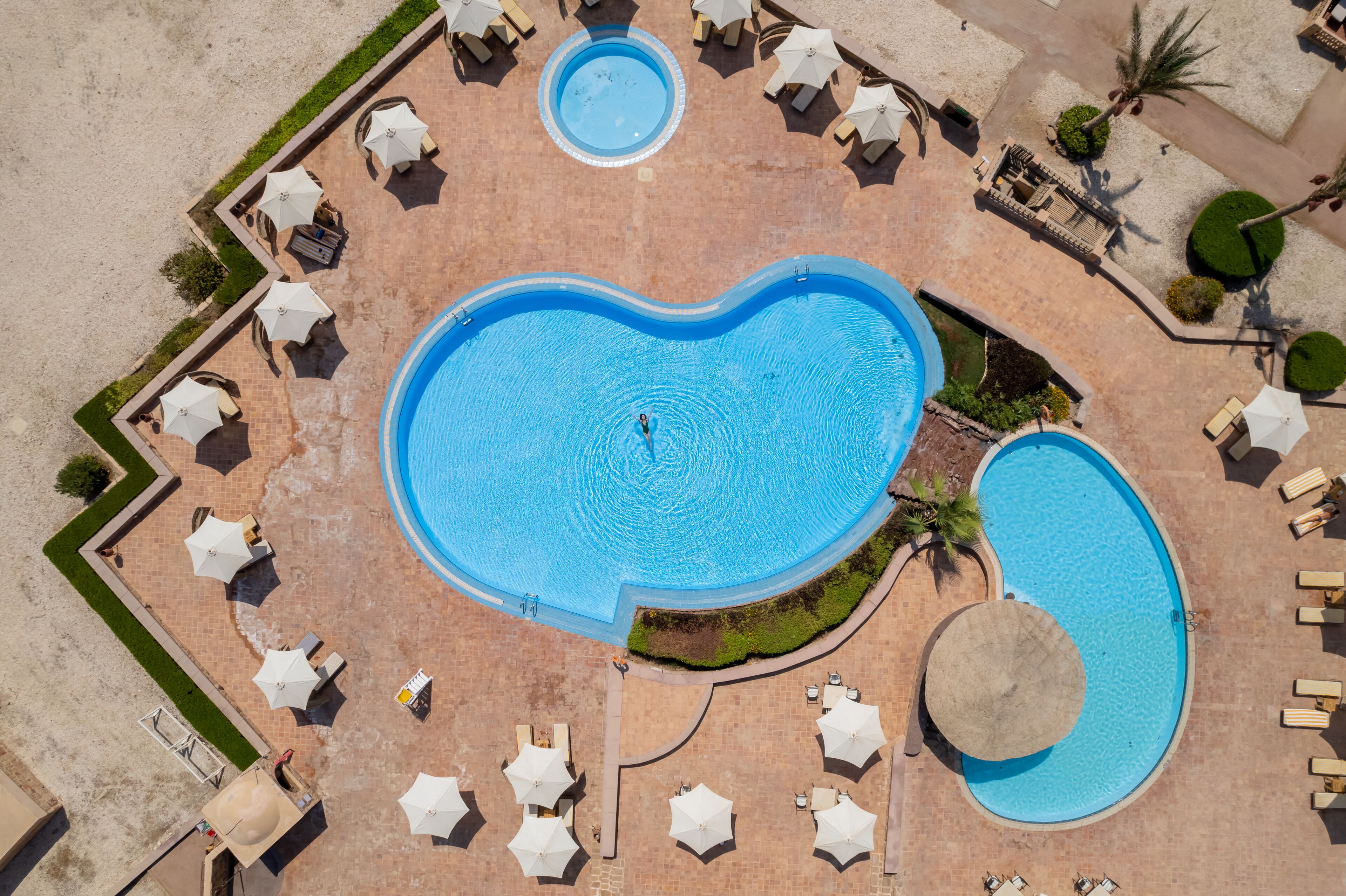4 outdoor pools, open 6:00 am to 6:00 pm, pool umbrellas, pool loungers