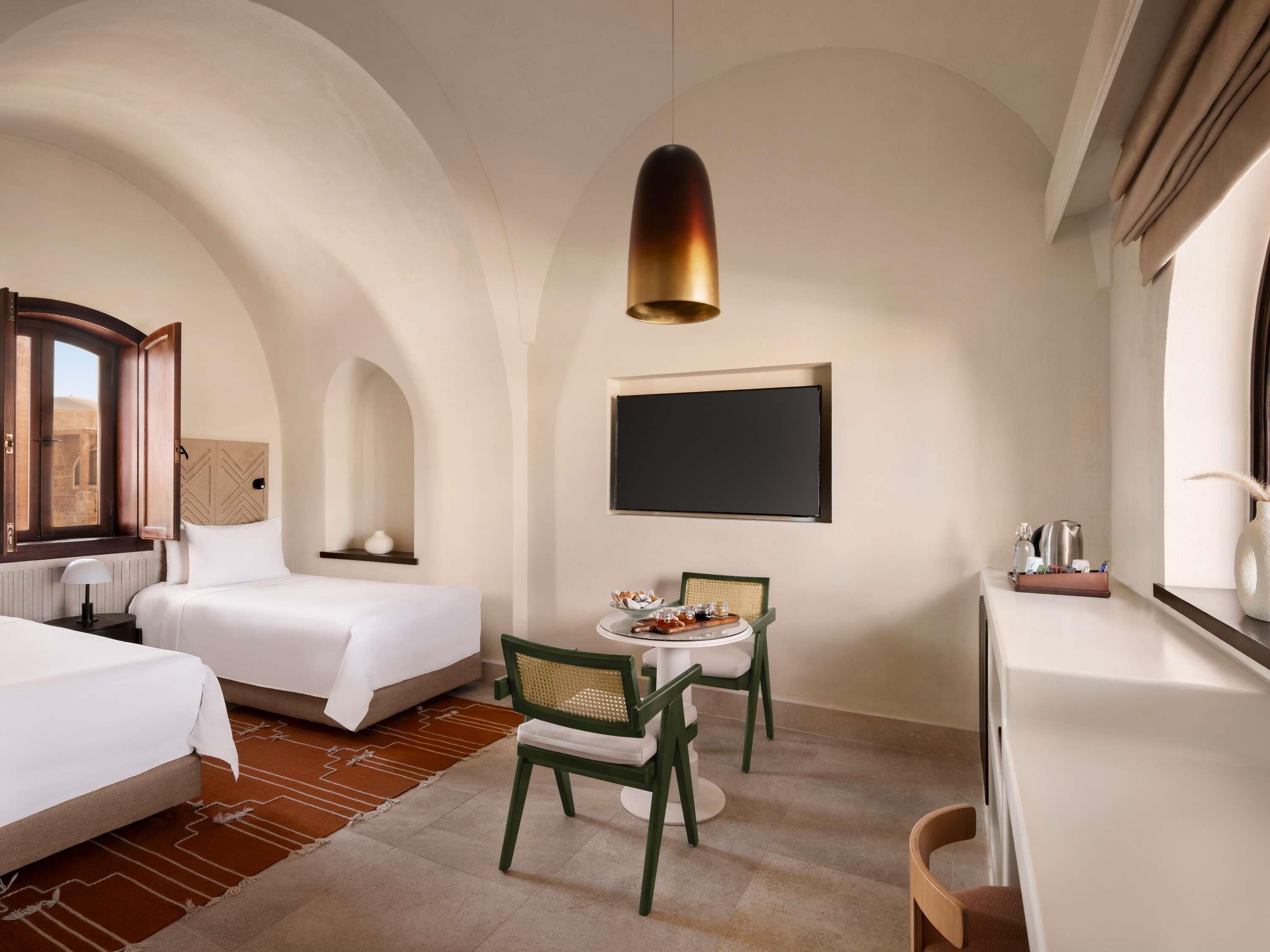 Seprai antialergi, minibar, brankas, dan tirai kedap cahaya