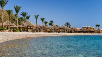 Privatstrand, Liegestühle, Sonnenschirme, Strandtücher
