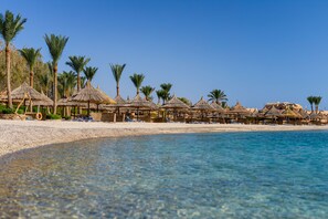 Privat strand, solstolar, parasoller och strandhanddukar