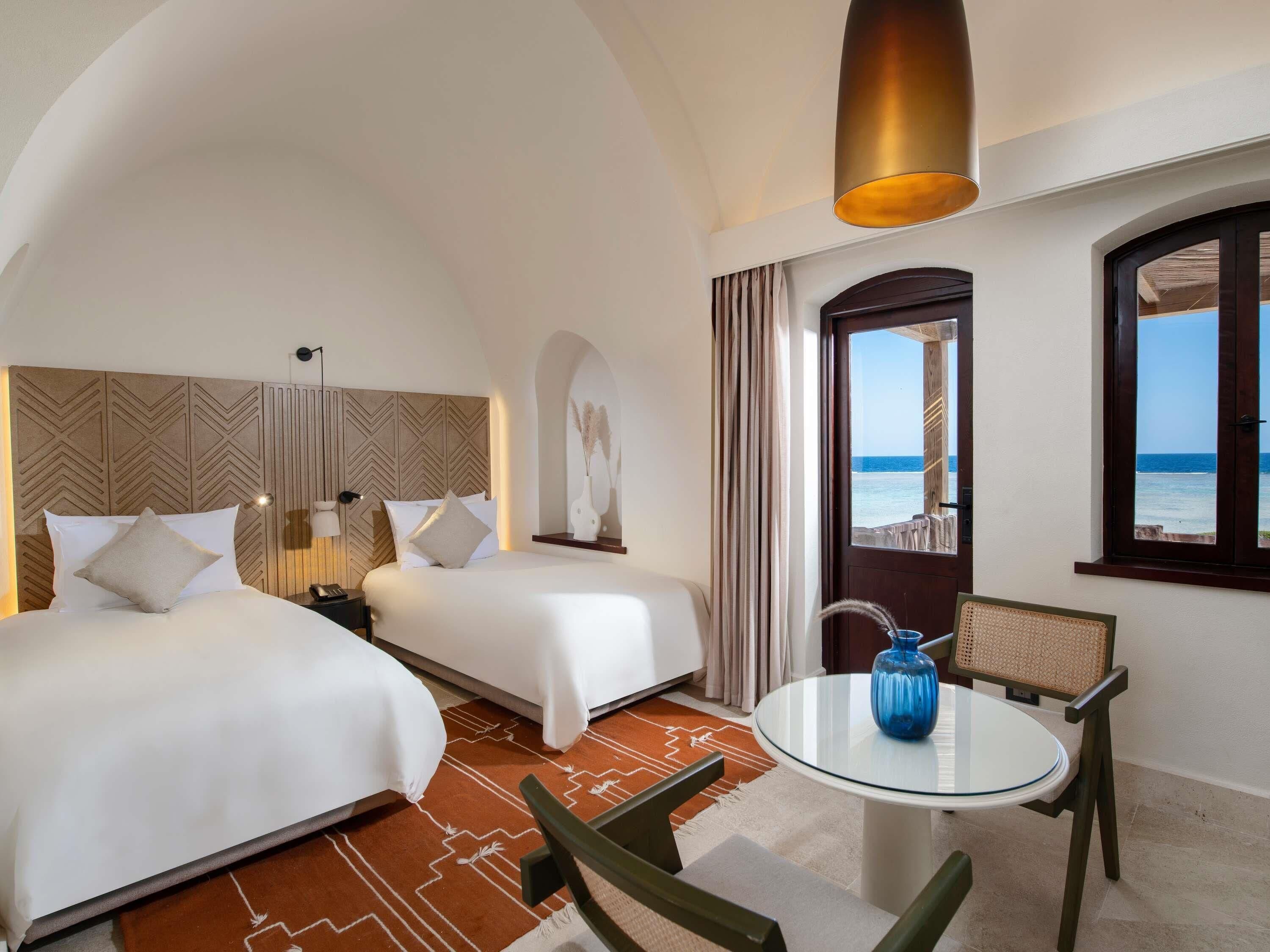 Seprai antialergi, minibar, brankas, dan tirai kedap cahaya