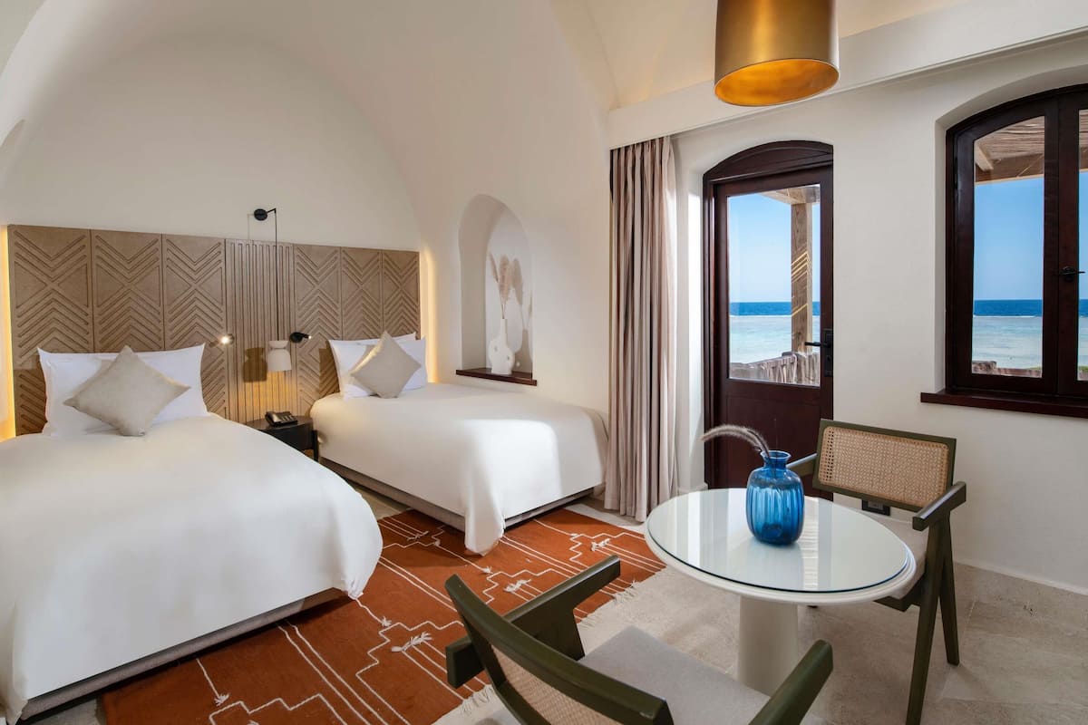 Seprai antialergi, minibar, brankas, dan tirai kedap cahaya